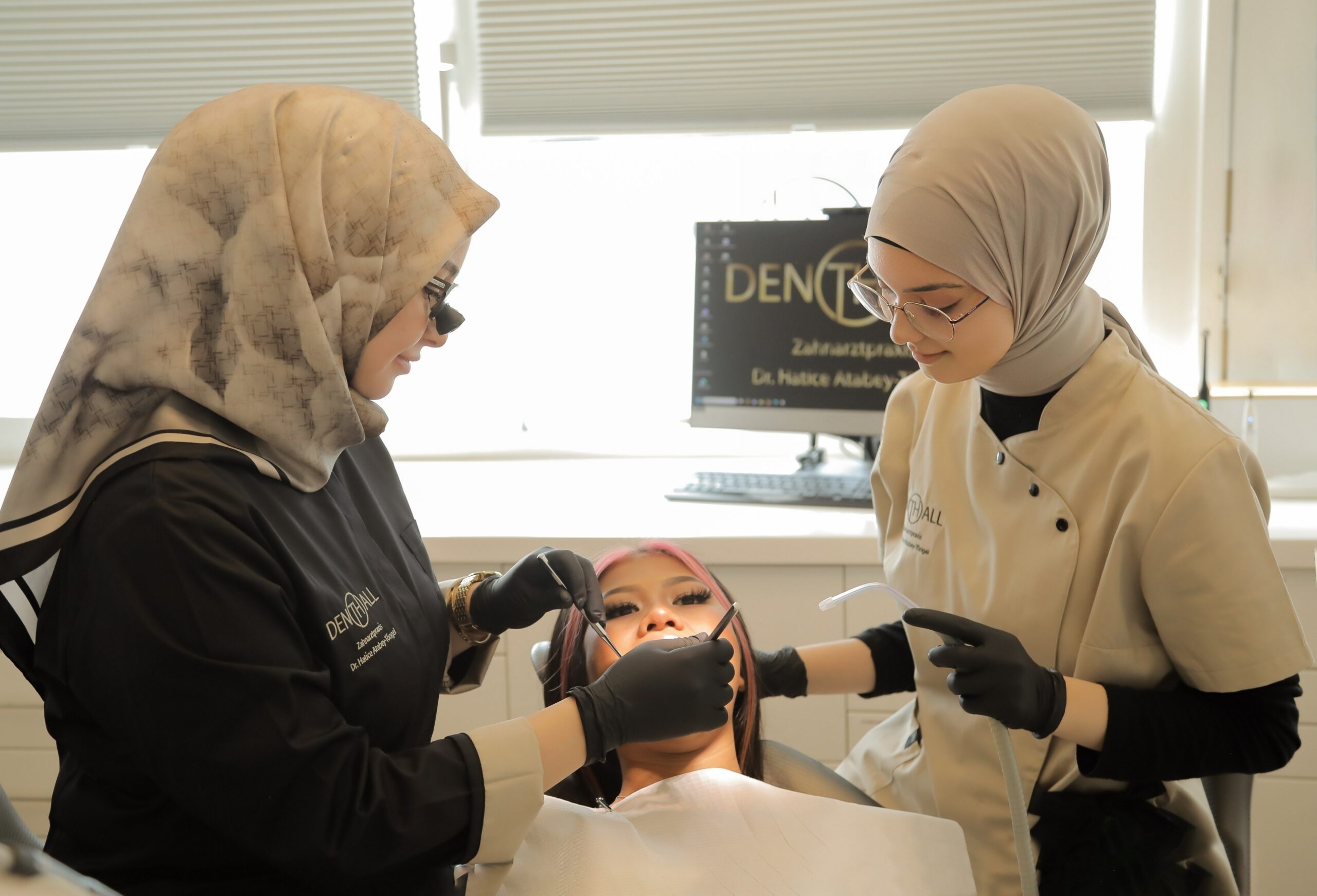 Kompetente Untersuchung in Zahnarztordination DentHall Untersuchung in Zahnarztordination Hall in Tirol